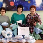 Волонтеры «Единой России» шьют специальные подушки для раненых бойцов