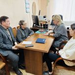 В Пластовском районе единороссы помогли семье участника СВО