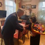 Депутат «Единой России» Ашот Хбликян передал труженице тыла Надежде Драловой юбилейную медаль в честь 80-летия Победы в Великой Отечественной войне