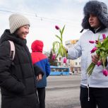 Единороссы и молодогвардейцы поздравили жительниц Кузбасса с 8 Марта