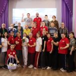 "Сила России": сторонники партии провели зарядку с чемпионом в региональном отделении Всероссийского общества глухих