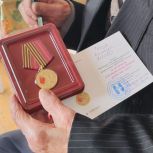 Александр Ролик вручил медаль к 80-летию Победы почётному жителю Надеждинского района