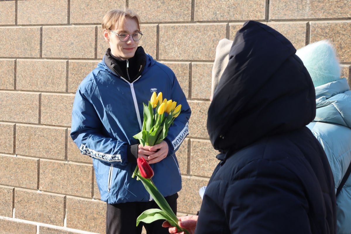 Раздача цветов на улицах, вручение подарков женам бойцов СВО, конкурсы для женщин-водителей: «Единая Россия» поздравляет омичек с 8 Марта