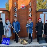 В Высокогорском районе единороссы провели субботник у памятника защитникам Отечества