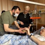 Волонтеры «Единой России» поздравили с днем рождения участника СВО, проходящего лечение в госпитале им. П. В. Мандрыка