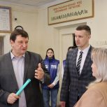 «Мы должны сделать хорошо и добротно!». Игорь Ляхов проинспектировал промежуточный этап ремонта Краснинской школы в рамках проекта «Единой России»