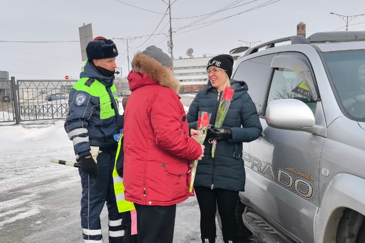 Праздничную акцию по поздравлению женщин-автолюбителей провел актив партийного проекта «Безопасные дороги» в преддверии 8 марта