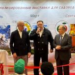 Олег Валенчук и Вячеслав Фетисов открыли на ВДНХ крупнейшую садоводческую выставку