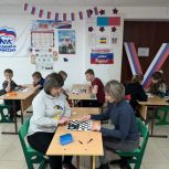 Сторонники «Единой России» организовали мастер-класс по шашкам в Плато-Ивановском Доме культуры