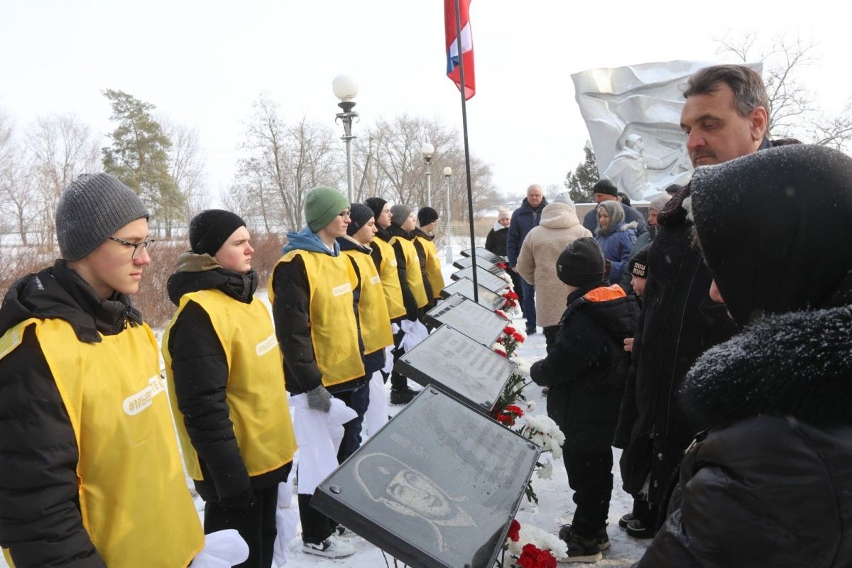 При поддержке «Единой России» в поселке Юловский открыли памятные плиты в честь земляков-участников СВО