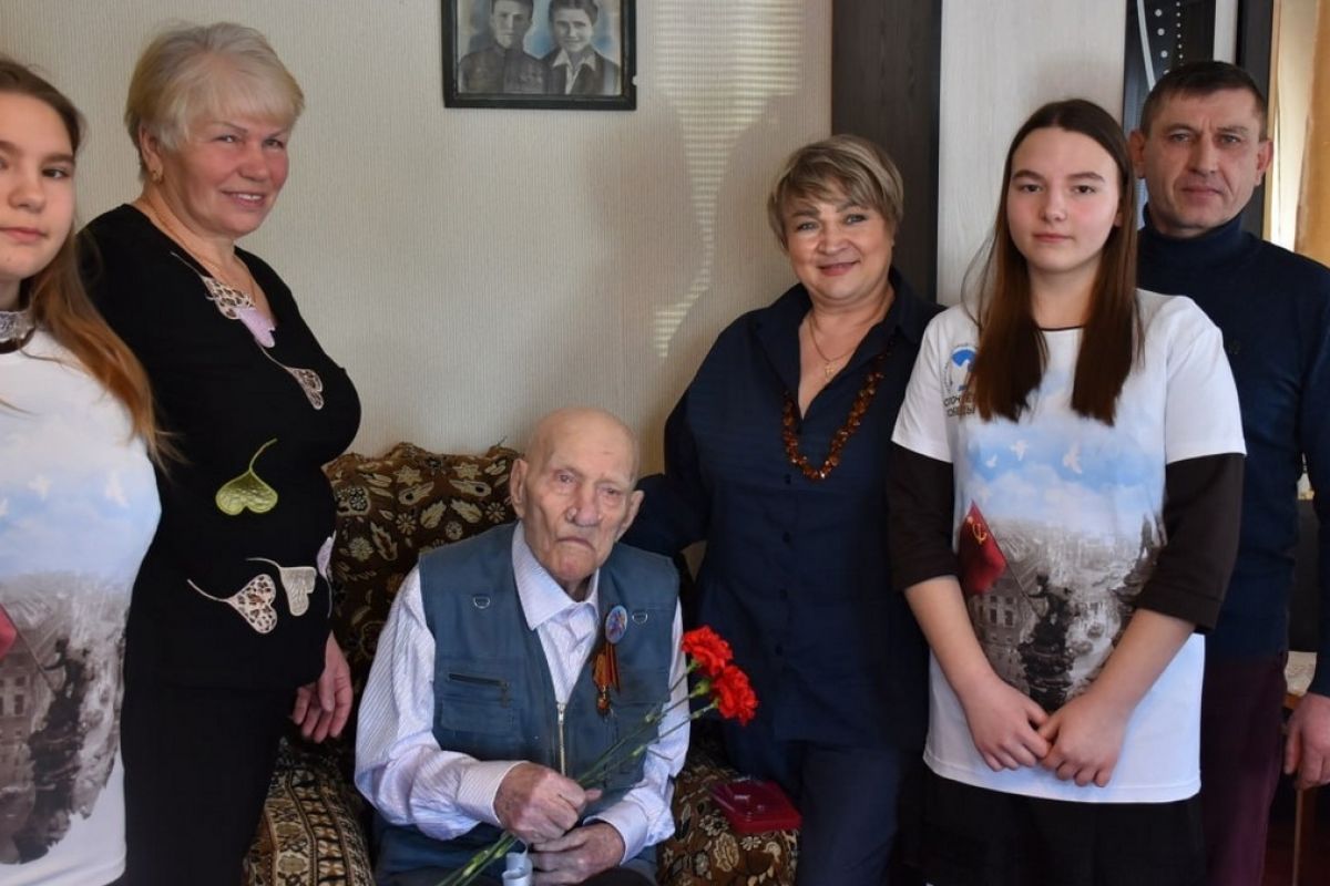 Единороссы вручают юбилейные медали в честь 80-летия Победы