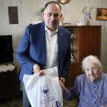 Игорь Костенко вручил медаль к 80-летию Победы труженице тыла из Екатеринбурга