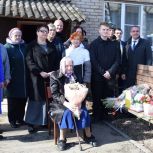 С заботой и любовью к нашим ветеранам. В Сычёвке прошел парад в честь 100-летия ветерана ВОВ Тамары Мядель