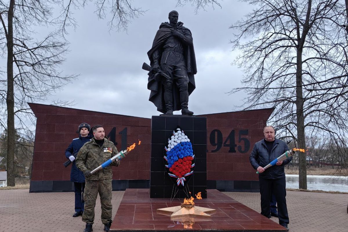 При поддержке «Единой России» и «Газпрома» Вечный огонь зажгли в посёлке Некрасовское Ярославской области