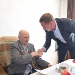 Секретарь местного отделения «Единой России» Иван Курданин вручил медаль «80 лет Победы» ветерану ВОВ