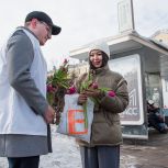 Тюльпаны, подарки, тёплые слова: единороссы и молодогвардейцы поздравляют женщин с 8 Марта