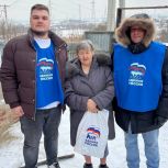 Кемеровские единороссы помогли убрать снег матери участника СВО