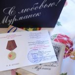 Мурманские единороссы вручили ветерану Великой Отечественной войны памятную медаль