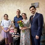В Челнах единороссы поздравили многодетных матерей с 8 марта