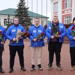 Волонтеры "Единой России" и "Молодой Гвардии" поздравили жительниц Саранска с международным женским днем