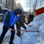 Волонтеры и депутаты «Единой России» вышли на расчистку снега в Сыктывкаре, чтобы обезопасить соцучреждения и дворы пенсионеров.
