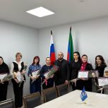 В Каспийске единороссы поздравили работников культуры с профессиональным праздником