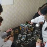 Участницы «Женского движения Единой России» провели занятие по изготовлению блиндажных свечей в школе села Кистендей Саратовской области