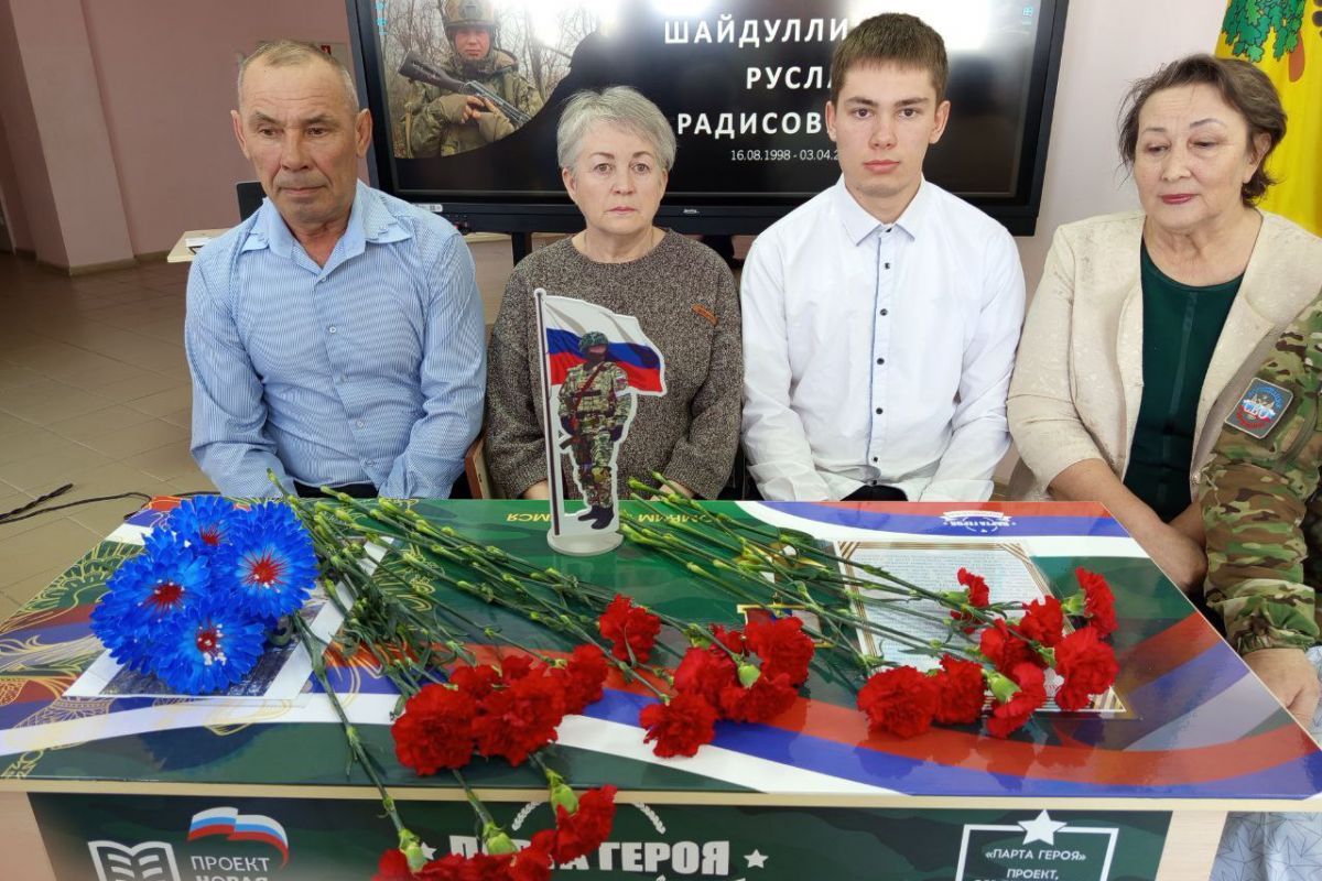 В Калтасинской школе открыли Парту Героя в память о выпускнике, погибшем в зоне СВО