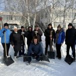 «Снежный десант»: партийцы Агаповского округа помогают в борьбе со снегом