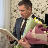 Письмо-благодарность семье Жана Зыка передал Игорь Арсентьев