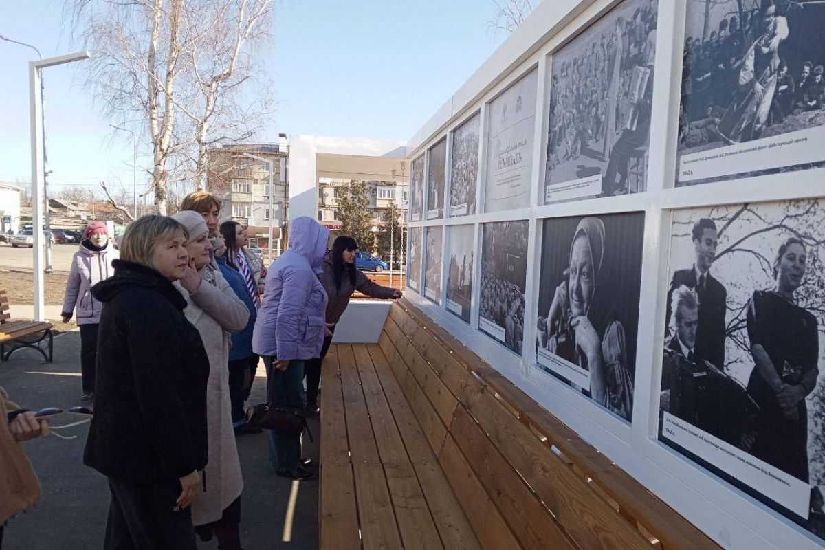 В центре Брянки открылась уличная фотовыставка об артистах военных лет