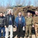 Секретарь Увельского местного отделения партии Сергей Рослов лично доставил помощь бойцам