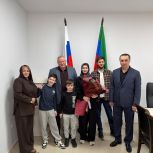 Депутат от «Единой России» в Каспийске подарил квартиру семье с особенными детьми