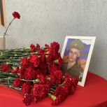 При участии «Единой России» в школе Екатеринбурга №154 состоялось торжественное открытие мемориальной доски и «Парты героя» в память о гвардии ефрейторе Егоре Бузмакове, погибшем при исполнении воинского долга