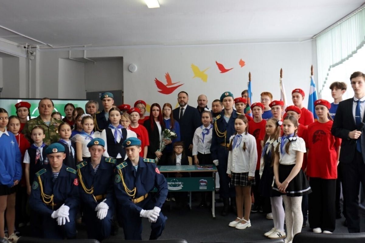 В Белове Кемеровской области-Кузбасса единороссы открыли Парту Героя в честь участника СВО