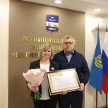 Игорь Бабушкин наградил волонтёров Икрянинского района за помощь участникам СВО