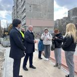 Единороссы проинспектировали ход капитального ремонта тротуара по ул. Лилии Иванихиной в Калининграде