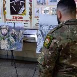 При содействии «Единой России» в школе Владикавказа открылась выставка портретов участников СВО