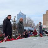 Партийцы возложили цветы к памятнику воинам Уральского добровольческого танкового корпуса