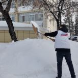 Активисты «Молодой Гвардии» и первичных отделений «Единой России» в Тюмени помогли расчистить снег возле пансионата ветеранов войны и труда