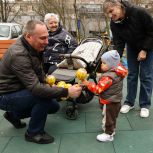 Самое ценное – радость детей: для донецких малышей по проекту единороссов обустроили новую площадку