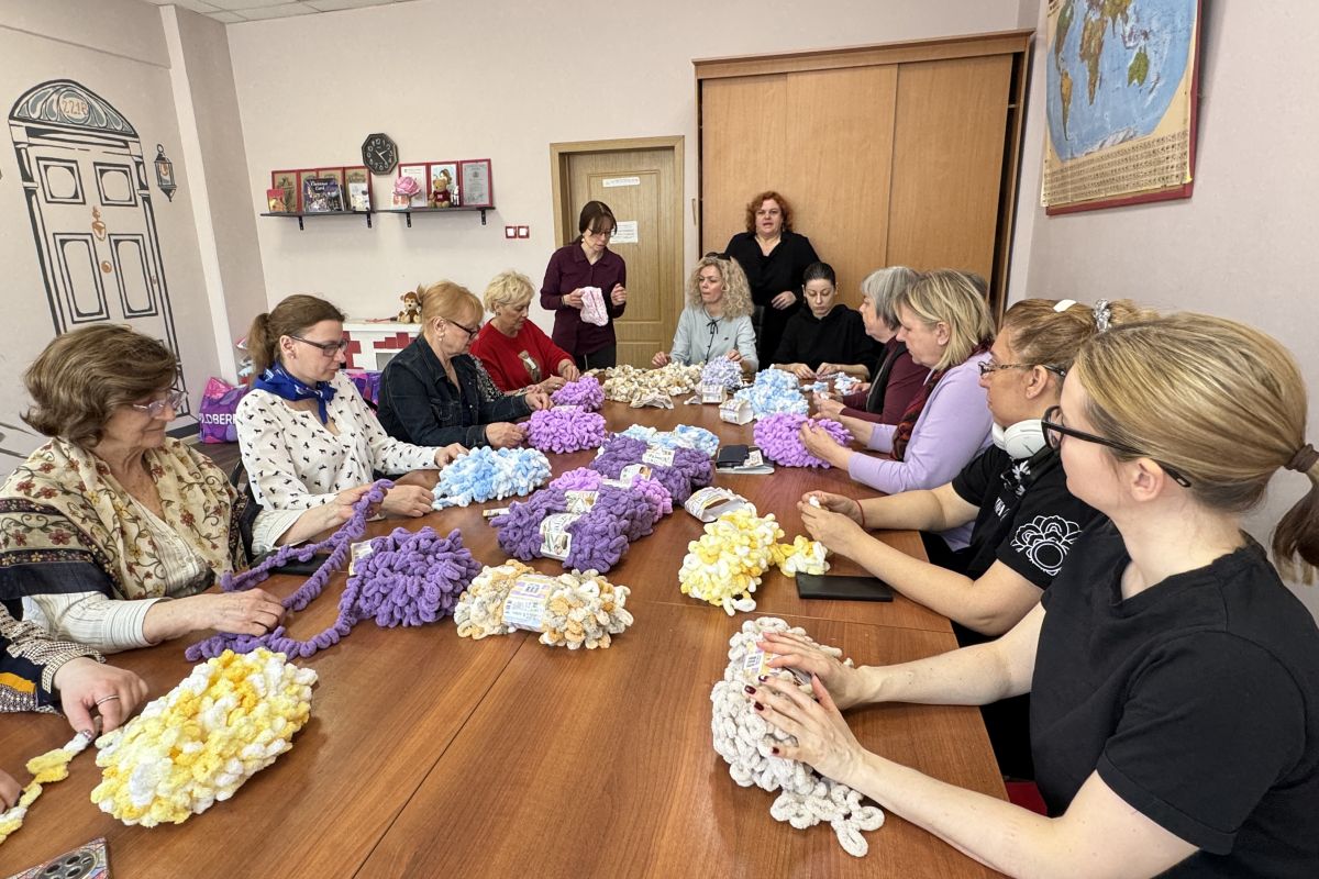 Активистки «Единой России» северо-запада Москвы связали тёплые пледы для малышей, родившихся раньше срока