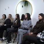 Партпроект «Крепкая семья»: на Камчатке выпускницы Академии бьютификации встретились с ведущими специалистами индустрии красоты