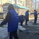 Молодогвардейцы Дальнереченска очистили от наледи территорию городской поликлиники