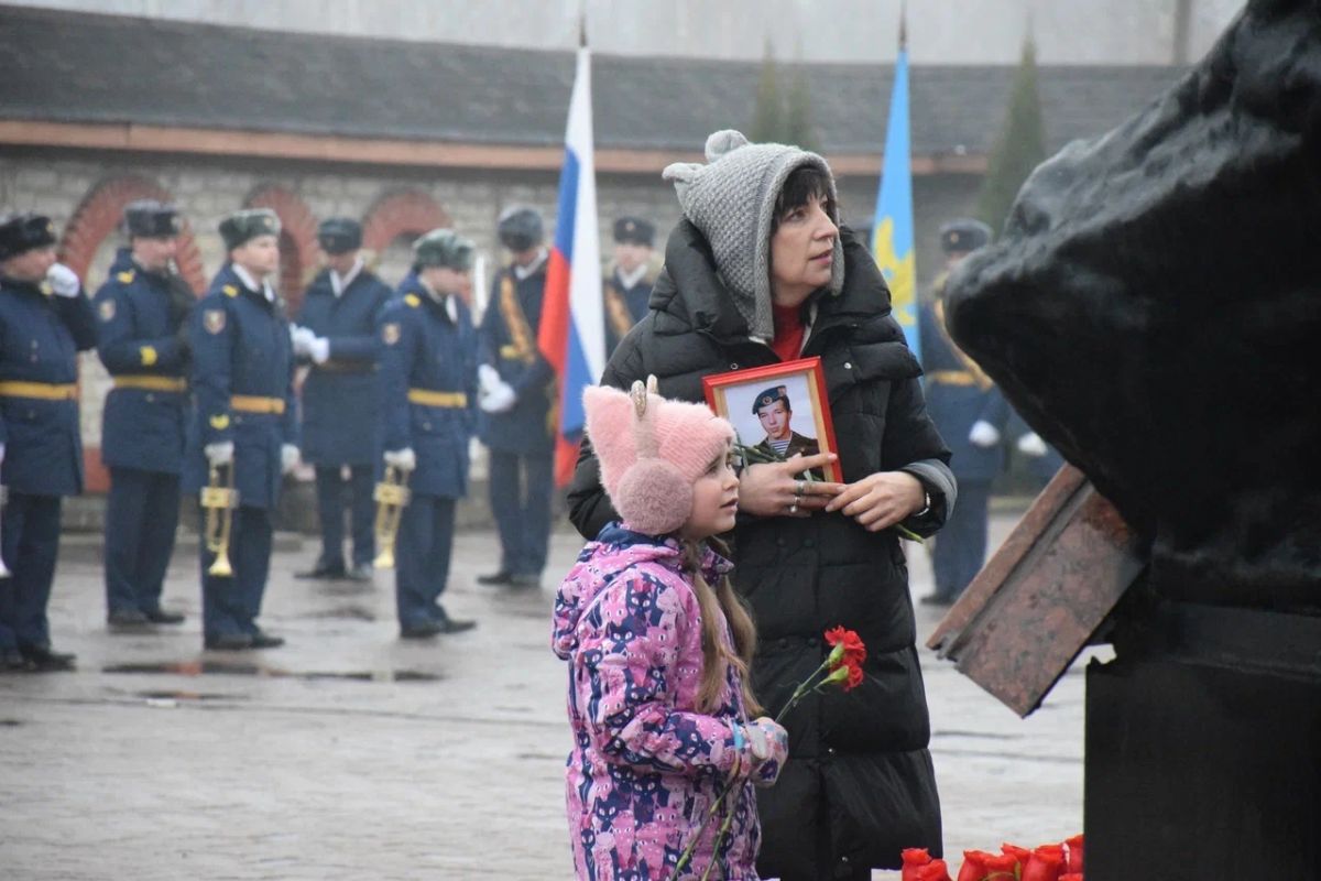 Память погибших воинов шестой роты почтили в Пскове