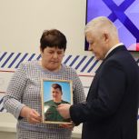 Депутат Государственной  Думы  Василий Пискарев вручил медали «Шагнувши в бессмертие» матерям  погибших воинов спецоперации