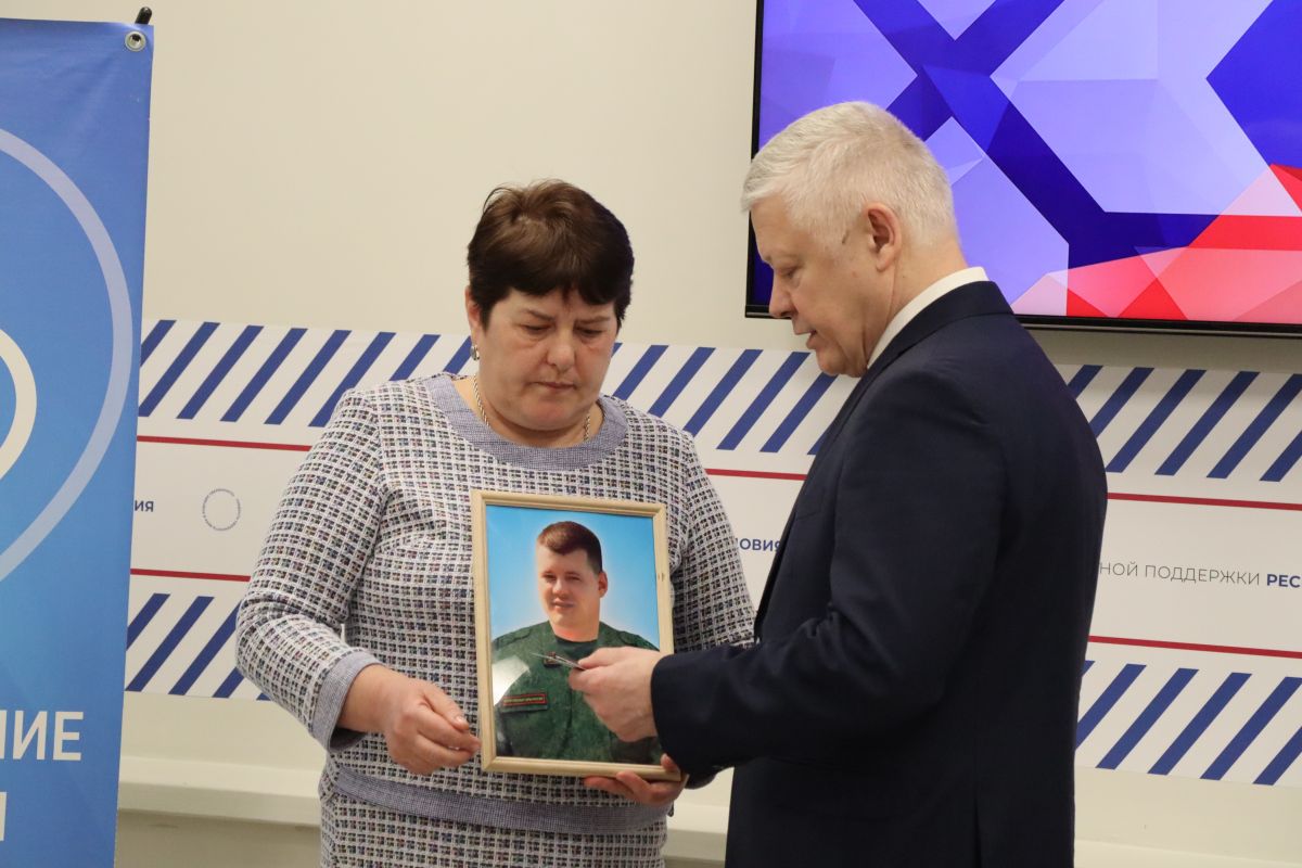 Депутат Государственной  Думы  Василий Пискарев вручил медали «Шагнувши в бессмертие» матерям  погибших воинов спецоперации