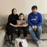 Молодогвардеец Ринат Курахов в канун Международного женского дня посетил семью участника СВО из Кизилюрта