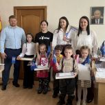 Павел Титов наградил победителей конкурса за лучшую открытку для мамы