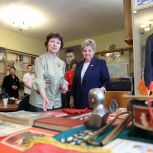 Вера Сергеева наградила коллектив школы № 138, которая заняла второе место на региональном этапе Всероссийского конкурса музеев «Знать, чтобы помнить»